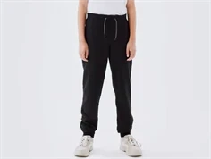Model iført sorte sweatpants fra Name It med snøre